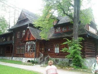 12. BB. Zakopane, Willa Koliba, Stanisaw Igancy Witkiewicz (klt, novellista, fest, fots, filizfus) alkotta ezt az ptszeti stlust.jpg